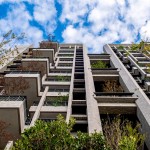 仰望大塊森鄰的複層陽臺(tái)，藍(lán)天、綠意與建築交織的美好，一覽無遺。