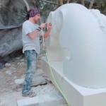 西班牙雕塑家–Nando Alvarez，選用石灰?guī)r作為素材，作品多以自然弧線與粗糙光滑的對比來呈現(xiàn)，也反映著兩者的並存。