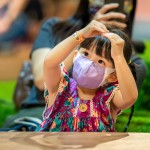 有趣的互動(dòng)遊戲，讓小朋友模仿動(dòng)作，打開(kāi)好奇心與專注力，跟著舞臺(tái)上的大哥哥大姊姊一起玩音樂(lè)。