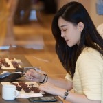 家族們優(yōu)雅的細(xì)嚐著每一款來自不同國家的巧克力，搭配著冠軍咖啡，是為午後的一場閒情逸致。