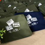 配合劇中橫跨60餘年的青春歲月，以復(fù)古卡帶為主角，特別設(shè)計(jì)本次音樂劇專屬伴手禮-復(fù)古小書包，讓住戶重溫學(xué)生時(shí)期的光陰。