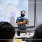 地圖展開，新業(yè)建設(shè)－卓勝隆董事長(zhǎng)（圖中）細(xì)數(shù)新業(yè)近30座的作品，從都市的發(fā)展等交通要件，說(shuō)明新業(yè)精準(zhǔn)的選地哲學(xué)，沿著環(huán)74線理論，探討至企業(yè)永續(xù)經(jīng)營(yíng)的責(zé)任。