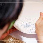 一筆一畫描繪著初綻的花瓣，伴隨綠意簇?fù)?，栩栩如生，畫筆下，勾勒出綻放的生命力。