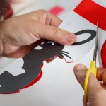 「剪紙藝術(shù)」不僅是常民文化美學(xué)，也是重要的無形文化遺產(chǎn)。運(yùn)用鏤空的手法，選
擇色彩的去留。