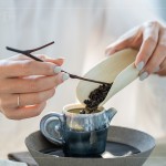 從日常茶飯事昇華到美學(xué)層次，卻又不同日本茶道般正襟危坐的臺式茶席。老師表示「喝茶是一種偷得浮生半日閑的樂趣，一杯清香回甘的好茶，可以把人帶入放鬆的狀態(tài)。」