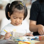 孩子們揮灑著創(chuàng)意，將捏製好的陶風(fēng)鈴物件塗滿色彩，小手上有著顏料的印記，期待燒製完成的這只創(chuàng)作品。