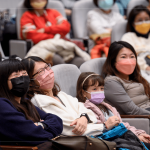 以幽默詼諧的方式分享親身經(jīng)歷，讓在座的家族好友們歡笑不斷。