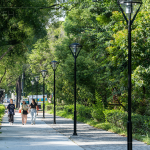 「新業(yè)-築願景」步出家門，迎接綠意廊道、優(yōu)美景緻，悠閒休憩，生活與自然融合。