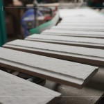 製程中的片片山形磚瓦，歷經(jīng)層層工法，謹(jǐn)慎的審視、嚴(yán)格把關(guān)，方能成為建築最堅韌的外衣。