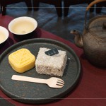 閒適的泡一杯茶，搭配來自 丘山茶 的綠豆糕、烏龍茶紅豆雪花糕，小口品嚐茶點(diǎn)與茶品在口中交織的變化，冉冉時(shí)光。