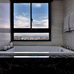 有人習慣泡澡時捧著書讀，代表著忙裡偷閒的自在從容