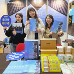 當天準備豐富、精美的抽獎禮品，公司客製化河貍玻璃吸管、吸水杯墊、旅行鋼杯、造型書籤、運動毛巾…等，吸引同學目光，拉近與新一代年輕人之間的距離。