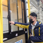 氣密窗歷經(jīng)多次風壓施加後，營建部工地主任-吳瑞隆，仔細檢查窗框是否有變形，確認開關(guān)運行的流暢度及穩(wěn)定性。