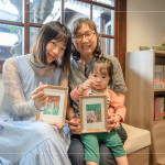 一幅幅蘊(yùn)含文學(xué)風(fēng)景的作品，嵌入質(zhì)樸的相框裡，每位家族好友臉上洋溢著幸福的笑容，將這份美好一一珍藏。