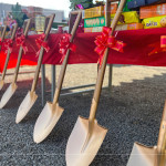 金銅色光輝的開工鏟，將剷出心中築夢(mèng)成真的願(yuàn)景，期待往後的日子與建築共築美好。