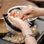 將熟黃豆搗碎，溫?zé)岬亩瓜阍谡菩拈g瀰漫，每一次按壓都是釀造過(guò)程的起點(diǎn)。