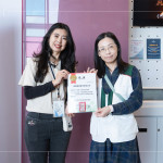 邀請25位苗栗家扶中心的大小朋友入廳觀影，透過這場小小的公益行動(dòng)，築起一份溫暖的陪伴；圖右一為家扶中心李甄芳督導(dǎo)，感謝新業(yè)分享公益席位。