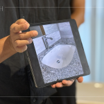 因應(yīng)不同的格局規(guī)劃，一一找尋適合且舒心的衛(wèi)浴設(shè)備，無(wú)論是面盆的深淺、弧度及材質(zhì)皆是選品時(shí)的考量要點(diǎn)。