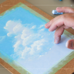 指尖暈染，達(dá)到更自然、細(xì)膩的混色效果，透過指腹的溫度，將顏料均勻融化、混合，輕柔推抹，更可呈現(xiàn)朦朧霧感效果。