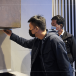 新業(yè)建設(shè) 簡(jiǎn)福榮總經(jīng)理 (右一)與 吳志輝建築師 (右二) 細(xì)看、輕撫每個(gè)廚具的細(xì)節(jié)與轉(zhuǎn)彎處，觀(guān)察整體色調(diào)的搭配與設(shè)計(jì) 。
