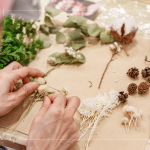 每款花色搭配的花材不盡相同，白色花色以烏桕、法國白梅、蠟梅、尤加利葉、米香、千日紅、棉花及各類果實拼貼而成。