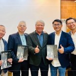 新業(yè)建設(shè)創(chuàng)辦人-穆椿松(中)受邀出席2025年12月「建築師開發(fā)商」論壇，會(huì)後分享新業(yè)最新出版的「KIUTSU 起厝」雜誌給在座建築師。