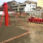 紅綵龍柱、列隊(duì)金圓鍬已就定位，預(yù)告著接下來(lái)【築之細(xì)道】動(dòng)土儀式的圓滿。