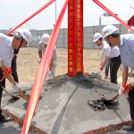 由新業(yè)建設(shè)穆椿松董事長（左一）帶領(lǐng)同仁們，開始動土儀式。