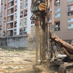 鑽機(jī)運(yùn)轉(zhuǎn)，深入地表底層，有如大地的診治醫(yī)生，透過(guò)機(jī)密的儀器，了解大地的五臟六腑，規(guī)劃出合適的建築工法。