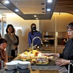 觀峰邀請廚具設(shè)備老師掌握「蒸烤箱」、「洗碗機(jī)」等廚具的使用訣竅，現(xiàn)場示範(fàn)了蔬食料理教學(xué)，宛如一場小而美的輕食饗宴！