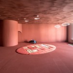 「新業(yè)觀峰」室內(nèi)遊樂(lè)區(qū)映入眼簾的是寬敞的橘紅色調(diào)，但內(nèi)有玄機(jī)：地面、壁面鋪上天然亞麻，並以硅藻土作為天花板塗料，搭配山洞、活動(dòng)積木、書(shū)架可多元使用。