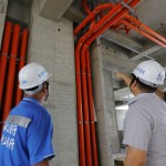 每一條管線宛如建築的筋絡(luò)血管，平整、有條理不紊亂的管線配置，才能為將來種下舒適的環(huán)境，現(xiàn)場工地主任與水電廠商按圖施工監(jiān)督把關(guān)。