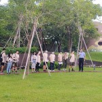 【新業(yè)觀峰】的水岸及前庭步道，連接著日本藝術(shù)家「駿河 敏」親手拚貼綴飾的碉堡。它不僅是孩子爬高探險滿足好奇心的碉堡，也是觀峰前院一大充滿童趣的微地景藝術(shù)。