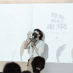 在世界地球日的這天，先透過繪本的引導，活潑生動的帶領著家族好友們一同沐浴在湛藍的海洋中。