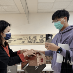 會議開始前致上專屬伴手禮及餐盒，感謝在百忙之中的抽空參與。