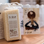 手捧一畝田，品嚐著音符的綿密，分享在座嘉賓。