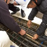 上樑意即在頂樓綁紮金漆鋼筋，「如人之加冠」，象徵建築主體完工在即。