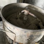 在職人大展身手前，先將石子材料與石泥按比例混合，是重要的事前作業(yè)。