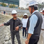 藝術(shù)家王忠龍(左一)與新業(yè)團(tuán)隊(duì)一同前往【築願(yuàn)景】基地選石，表達(dá)這塊土地與建築物之間的對(duì)話及密切關(guān)係。