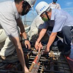 新業(yè)建設(shè)名譽(yù)董事長(zhǎng)穆椿松先生（圖前排右一），於樓頂安裝「噴金漆鋼筋」即為上樑，古有云「上樑有如人之加冠」，不論在建築進(jìn)度及民俗學(xué)上都極具意義。