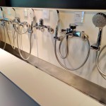 新業(yè)職人團(tuán)隊了解每人偏好的水壓力道不同，打開蓮蓬頭，生活中的瑣事，隨著水渦消散，沖洗去一身的疲憊與喧囂，在氤氳升騰的霧氣中療癒身心。