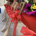 閃耀著金銅色光輝的開工鏟子，每把都身負重任，將開啟東區(qū)「新業(yè)築森鄰」美好家園。