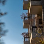 闊達6米面寬的樹島陽臺，為客廳延伸一幅闊綠景致，天光雲(yún)影還有大樹相伴，可以是一人獨坐的書席、兩人對話的雅座，也是一家人共聚午茶時光的花園，大陽臺空間讓生活走出戶外，就像擁有一座自己的院子，隨心隨意自由運用。