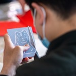 這次活動(dòng)選擇版畫藝術(shù)的其中一種技法—凸版版畫，先在樹酯版上刻好圖樣後，沿著線條邊緣將圖樣剪下，之後再隨意與其他元素圖樣進(jìn)行印製，屬於自己獨(dú)一無(wú)二的作品就完成了！