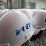 新業(yè)總是將住戶的需求與期待放在心上，每一頂工程頭盔不僅代表專業(yè)，也象徵著與建築師心起手應(yīng)，一步一腳印的紮穩(wěn)馬步。