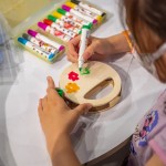 為自己的搖搖鈴鼓穿上繽紛的新衣，動(dòng)動(dòng)小手畫(huà)出可愛(ài)的小花，屬於孩子們的揮灑創(chuàng)意時(shí)光。