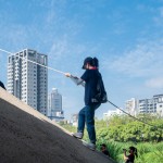 新業(yè)夥伴們拉著繩索，紮實地一步一腳印，逐一攀壁而下，貼近我們的自然芳鄰－筏子溪。