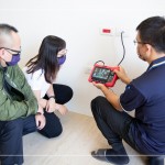 在客服人員、工務同仁的陪同下，弱電廠商測試電視插座，並且詳細的解說弱電箱的位置。