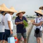 聽著在地小農–翁爸爸說明秧苗的成長故事，一點一滴都是辛苦的付出，期許時時懷著一顆謙卑的心，感恩腳下每一寸土地。(圖右一為新業(yè)建設 穆椿松名譽董事長)