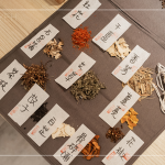 紅花骨、干薑、檸檬香茅、石菖蒲、艾草、薑黃、蜜香紅烏龍茶枝、故子、白芷、骨碎補、花椒等11種純天然臺灣本土藥草，敬重自然、愛護環(huán)境。